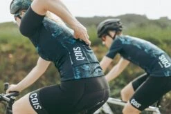 Cois Let's Get Lost Women Bibshort 7 Cois Let's Get Lost Women Bibshort -KOO shop U5A9052 1024x1024 e6fd50f8 9a7b 48e6 8eea 7c46f699a45d